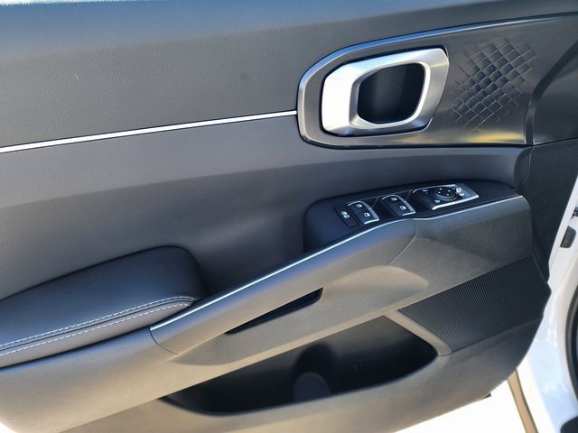 Used 2025 Kia Sorento LX image 15