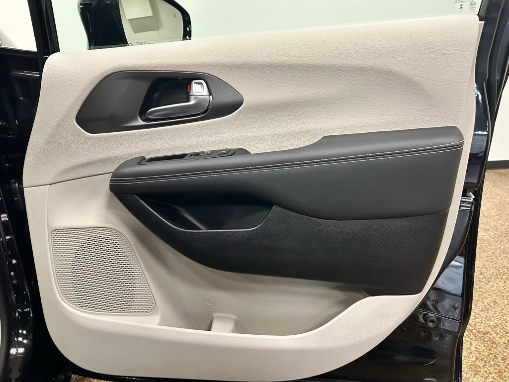 Used 2024 Chrysler Pacifica Select image 21