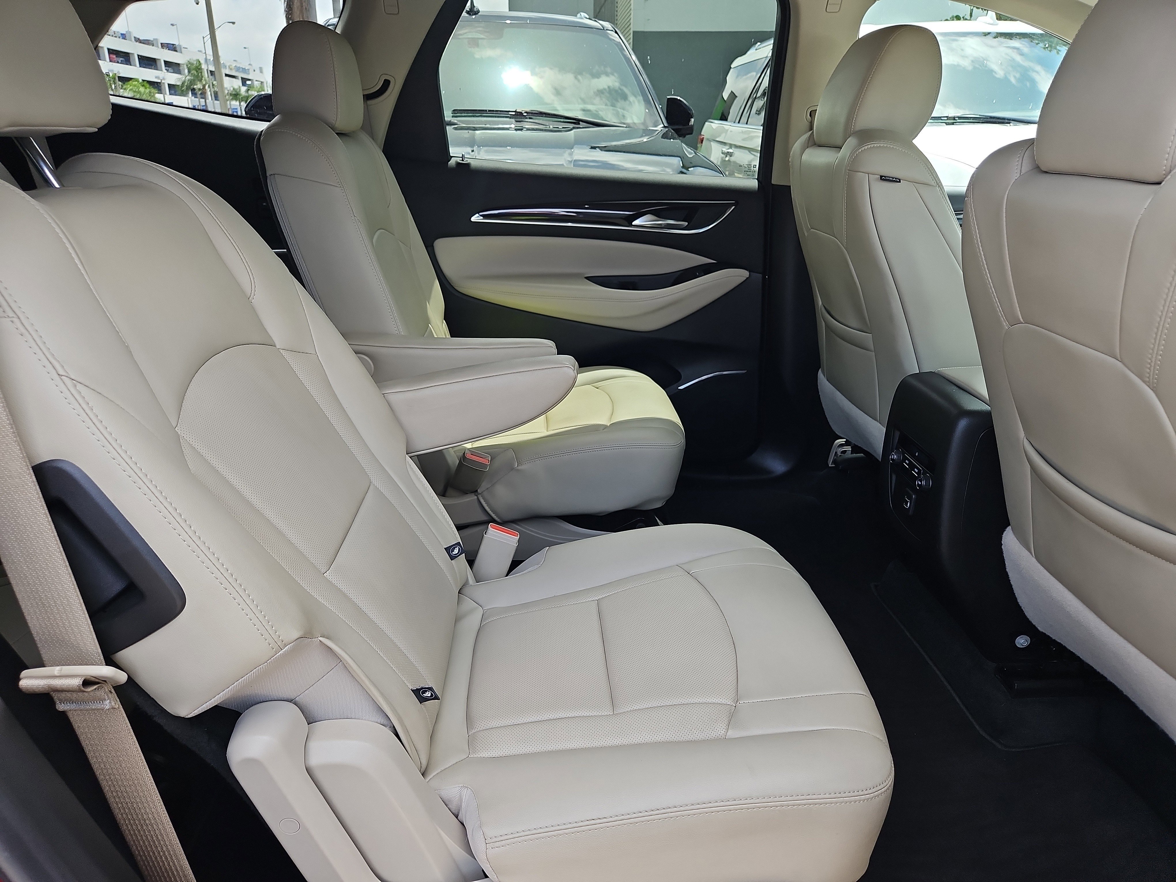 Used 2021 Buick Enclave Essence image 7