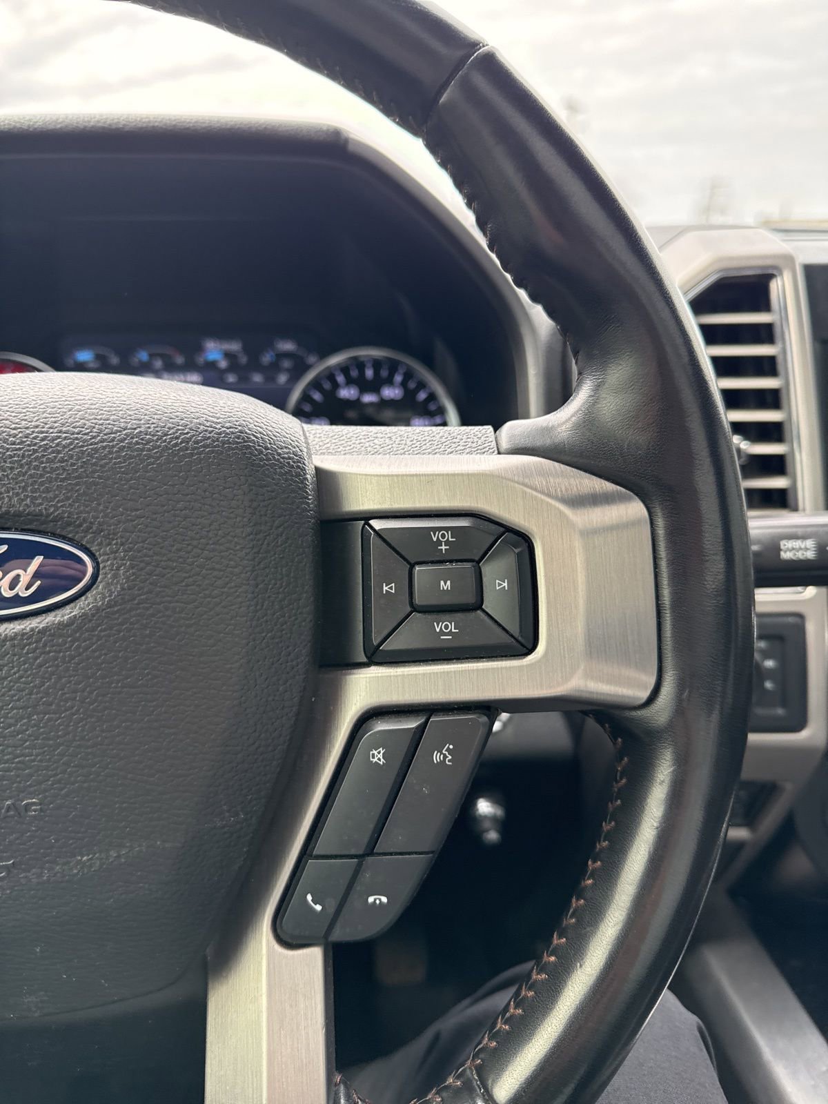 Used 2020 Ford F350 Platinum w/ FX4 Off-Road Package image 41