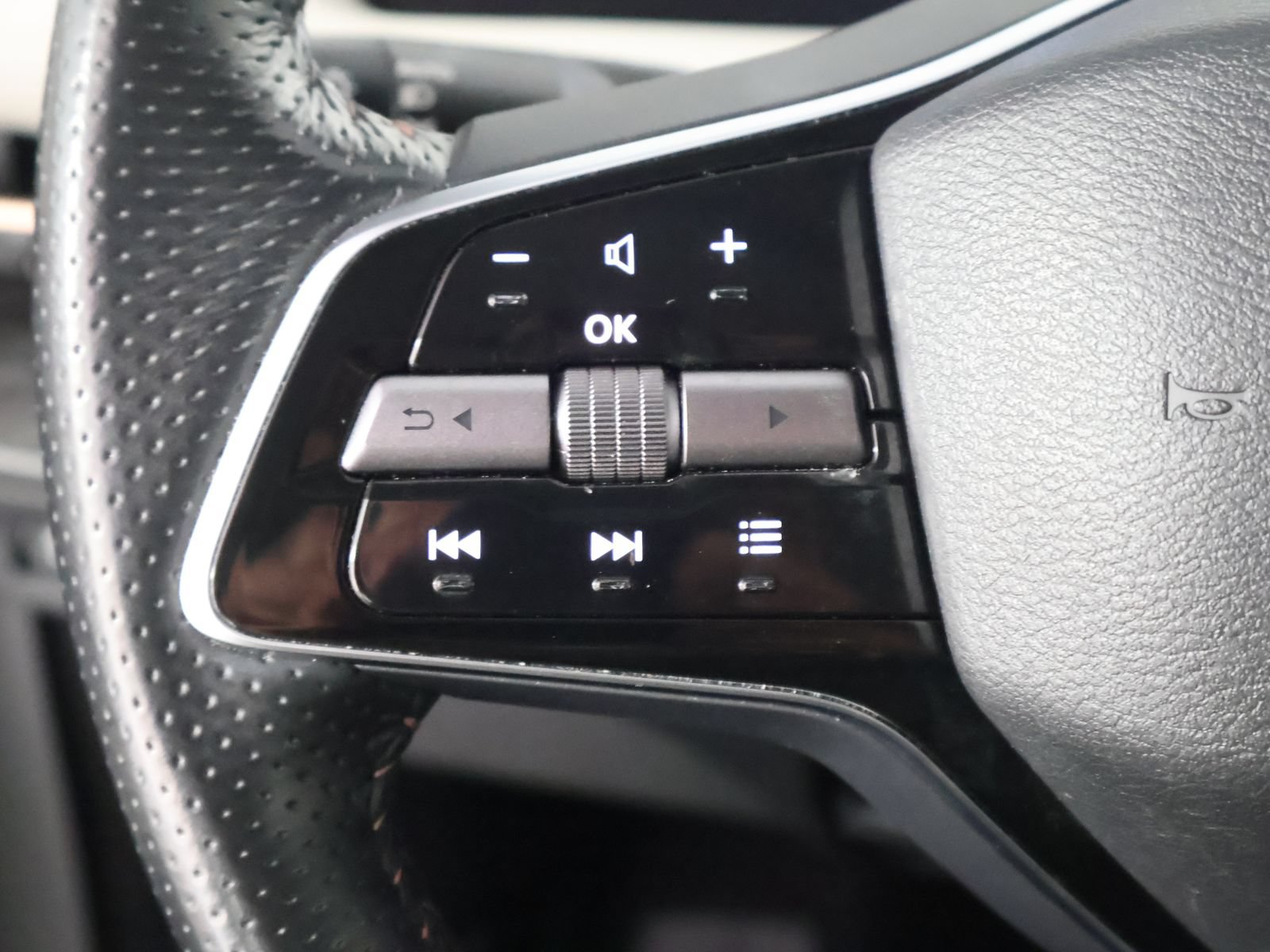 Used 2023 Nissan Ariya AWD image 35