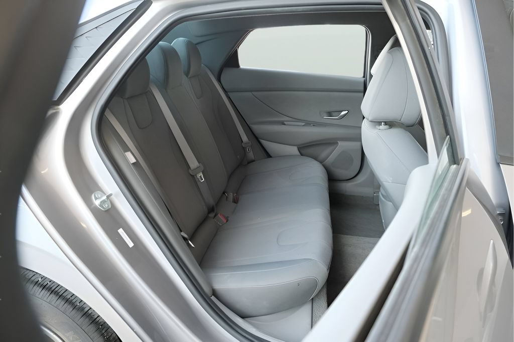 Used 2025 Hyundai Elantra SE FWD image 11