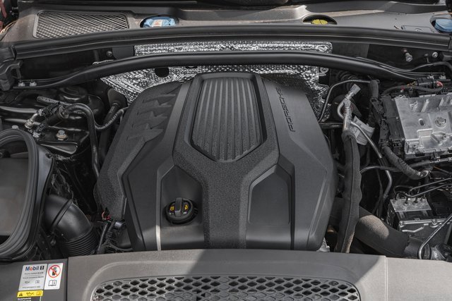 Used 2023 Porsche Macan w/ Premium Package Plus image 29