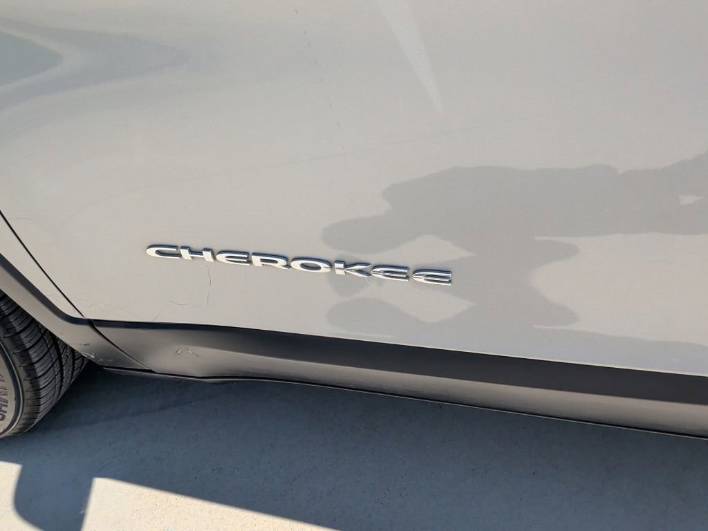 Used 2015 Jeep Cherokee Limited FWD image 42