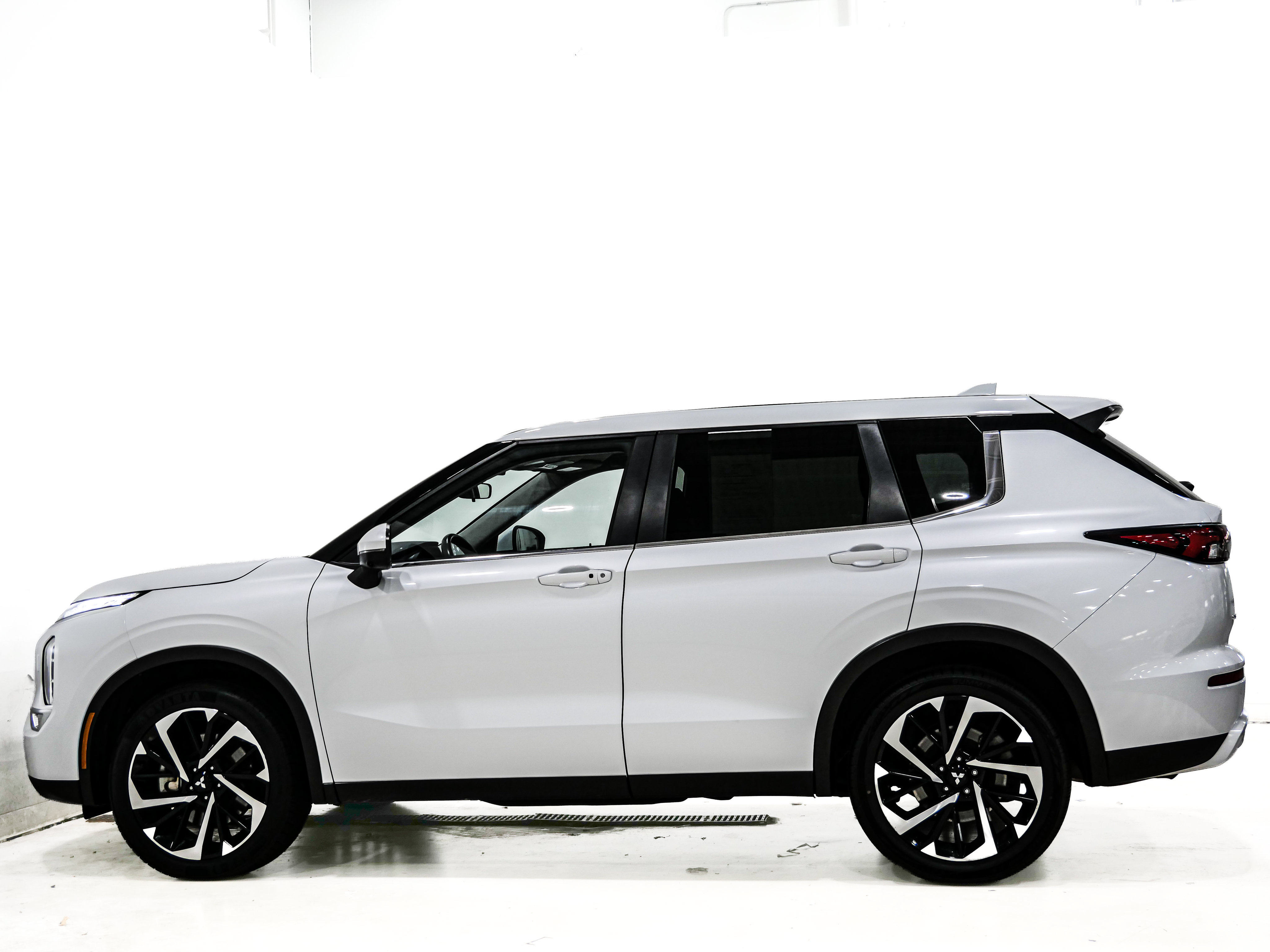 Used 2024 Mitsubishi Outlander AWD image 5