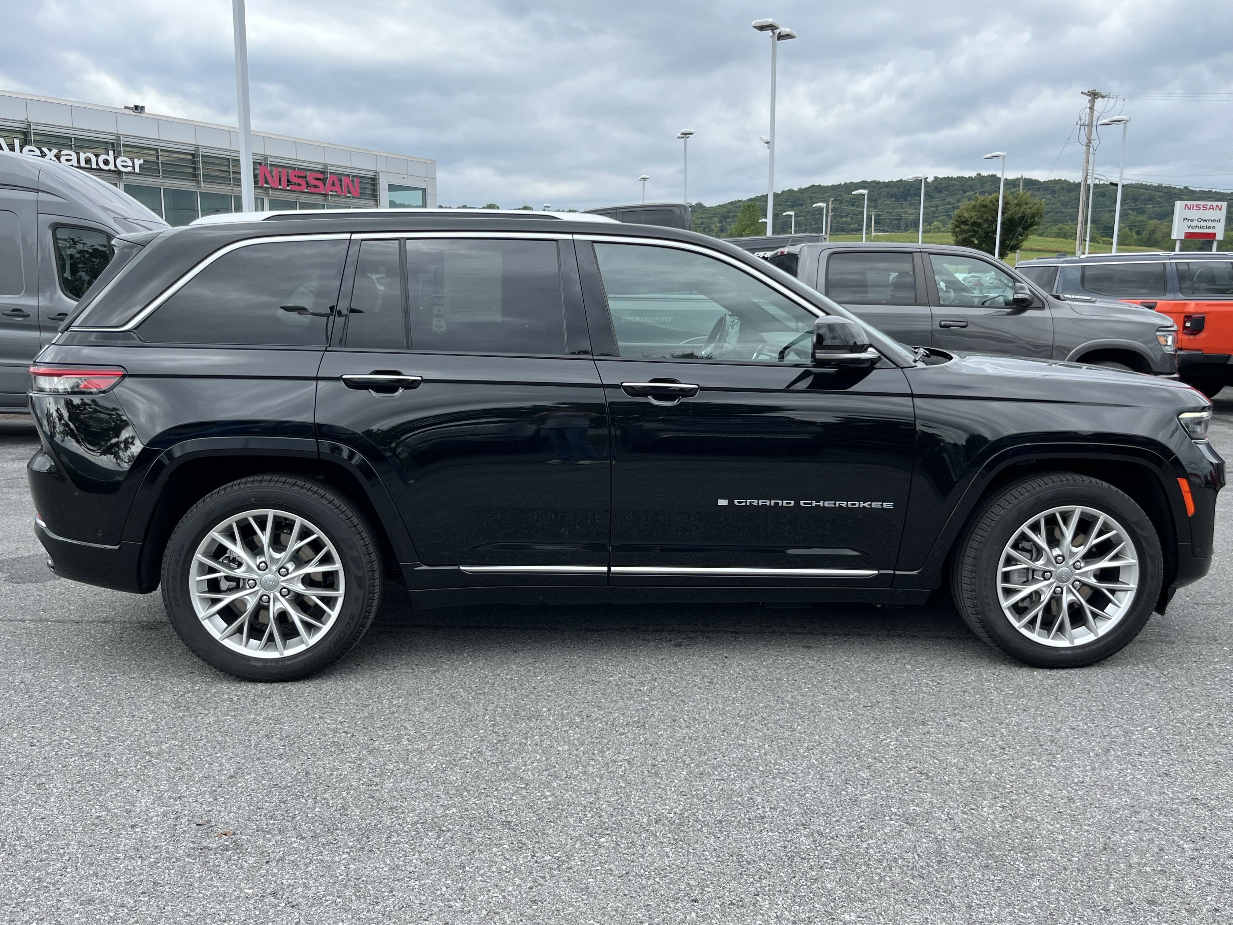 Used 2023 Jeep Grand Cherokee Summit w/ Advanced Protech Group IV AWD/4WD image 2