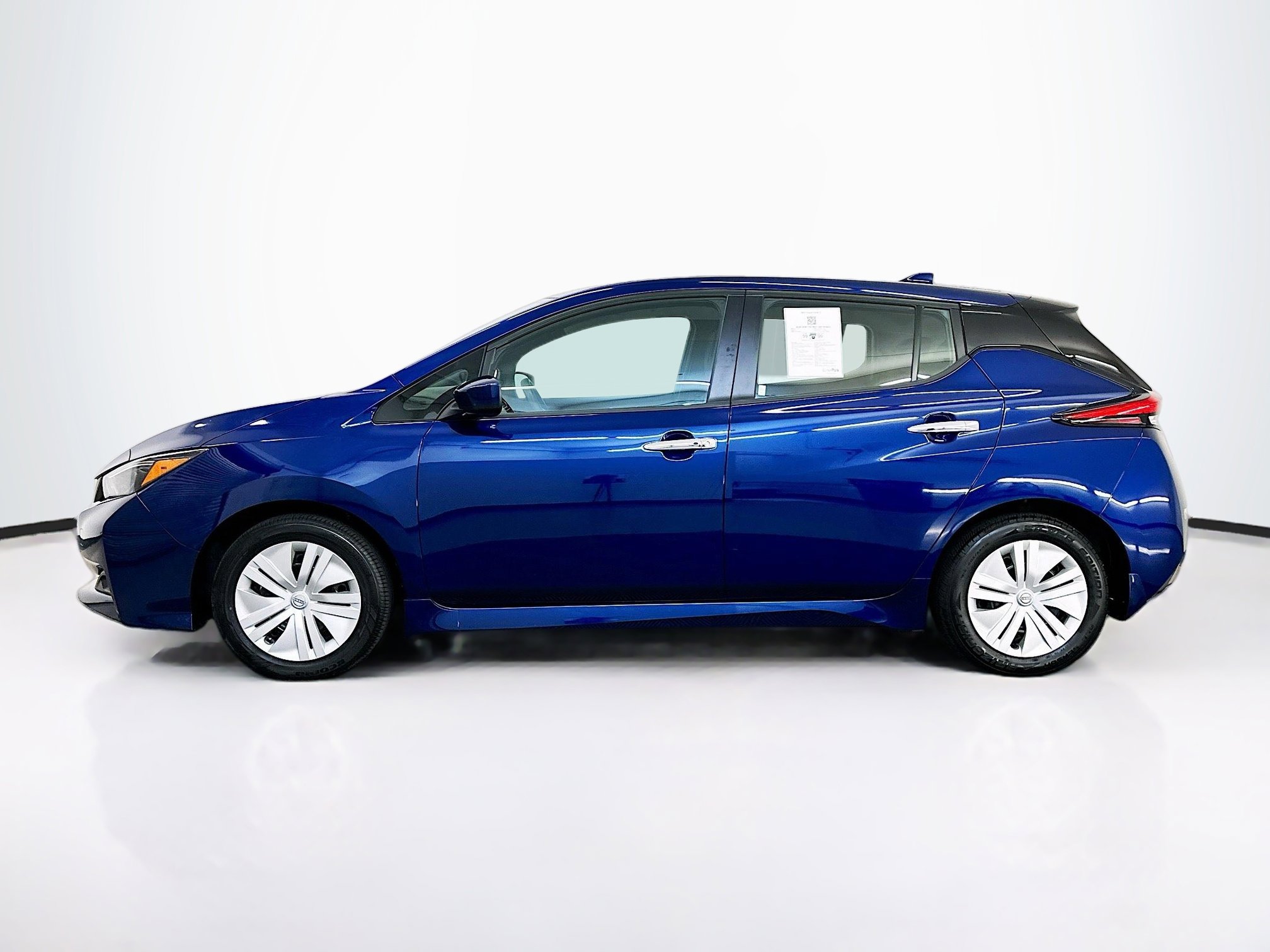 Used 2025 Nissan Leaf S image 4