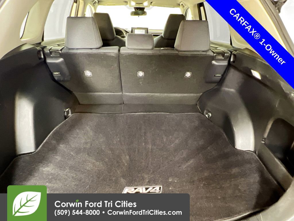 Used 2022 Toyota RAV4 LE image 14