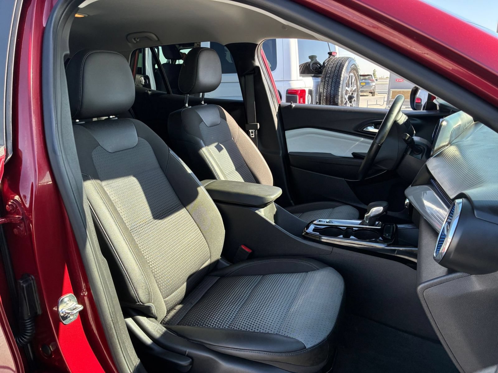 Used 2025 Chevrolet Trax LT w/ LT Convenience Package FWD image 30
