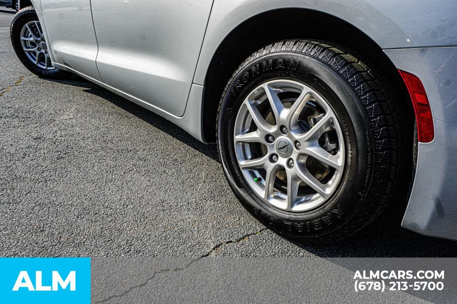 Used 2024 Chrysler Pacifica Touring-L FWD image 15