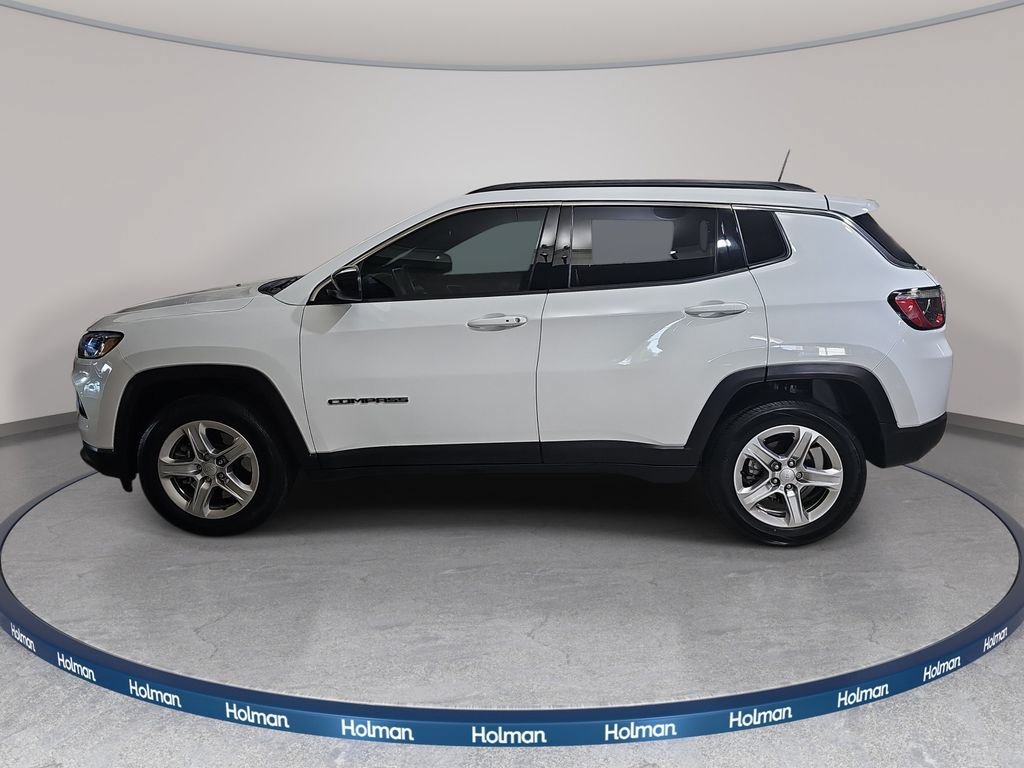 Used 2024 Jeep Compass Latitude w/ Sun and Sound Group AWD/4WD image 9