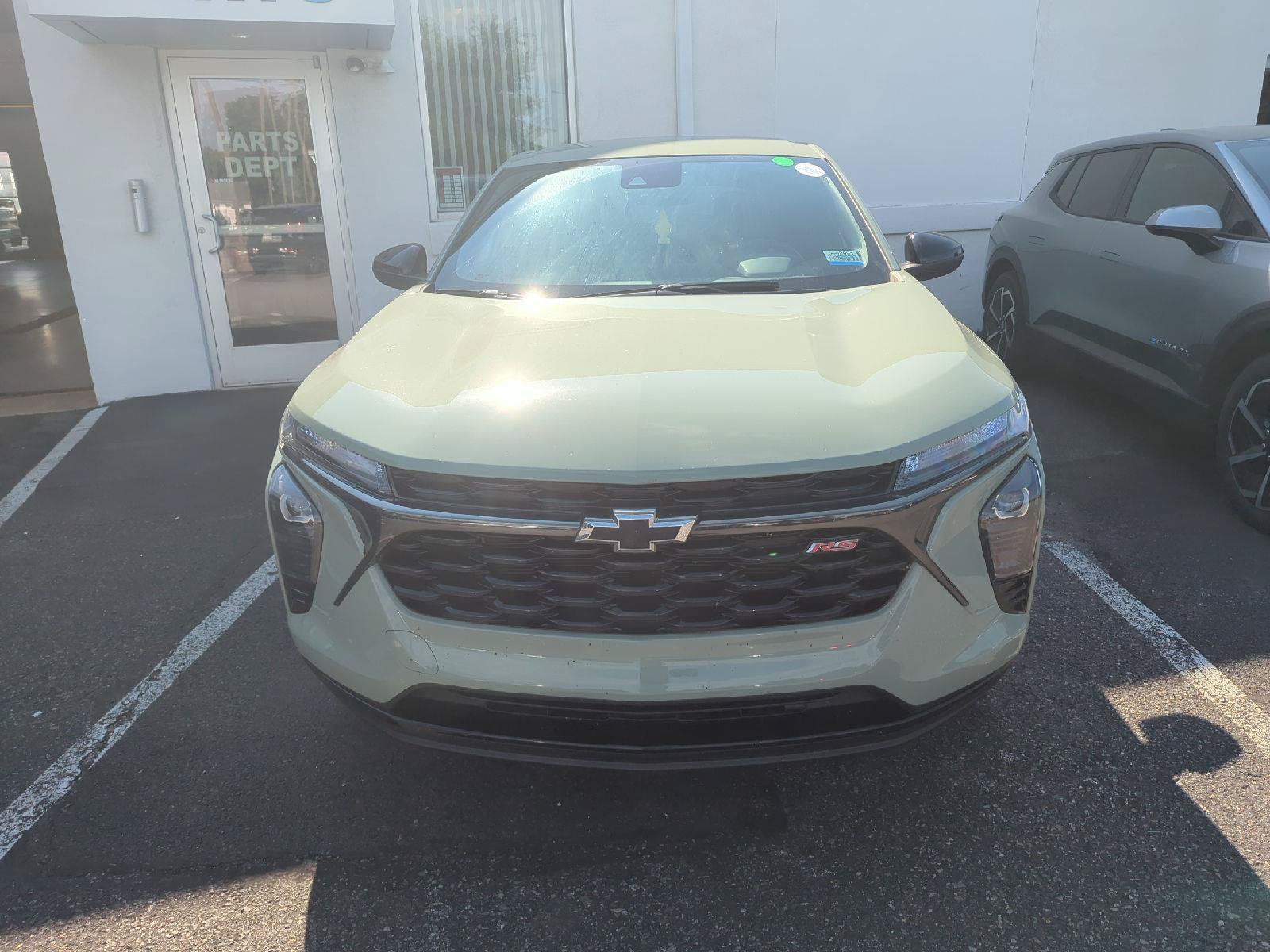 Used 2024 Chevrolet Trax RS w/ Driver Confidence Package FWD image 2