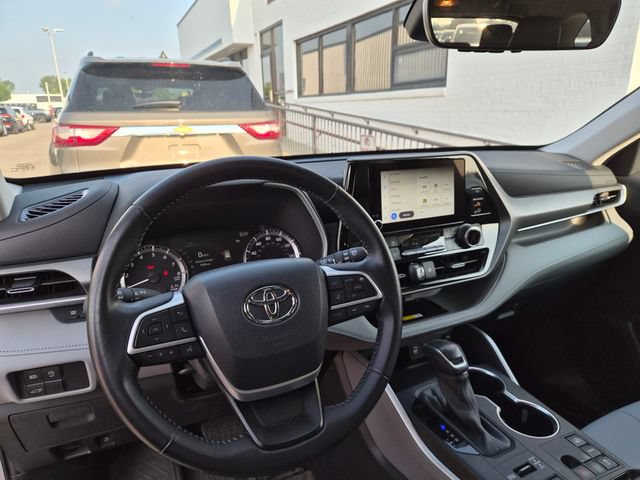Used 2024 Toyota Highlander XLE AWD/4WD image 10