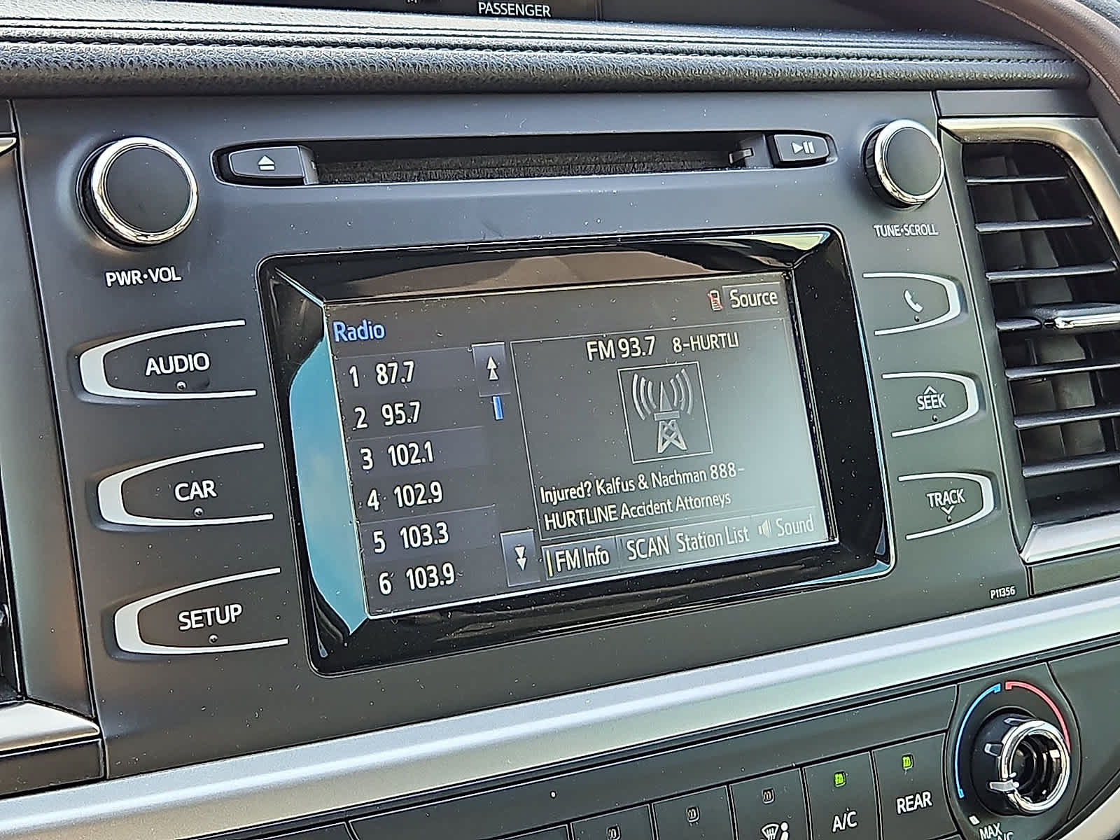 Used 2017 Toyota Highlander LE FWD image 19