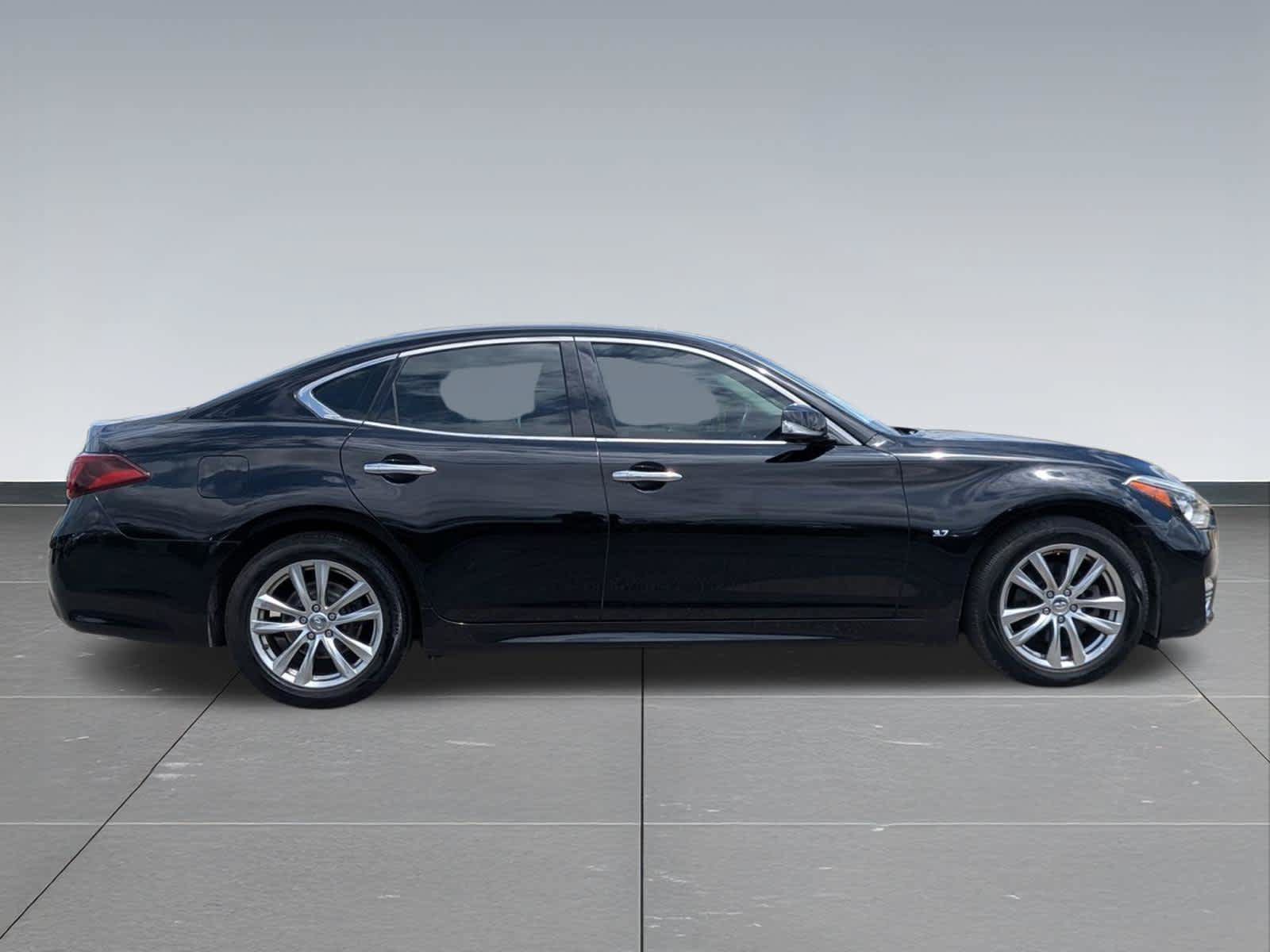 Used 2018 INFINITI Q70 Luxe RWD image 6