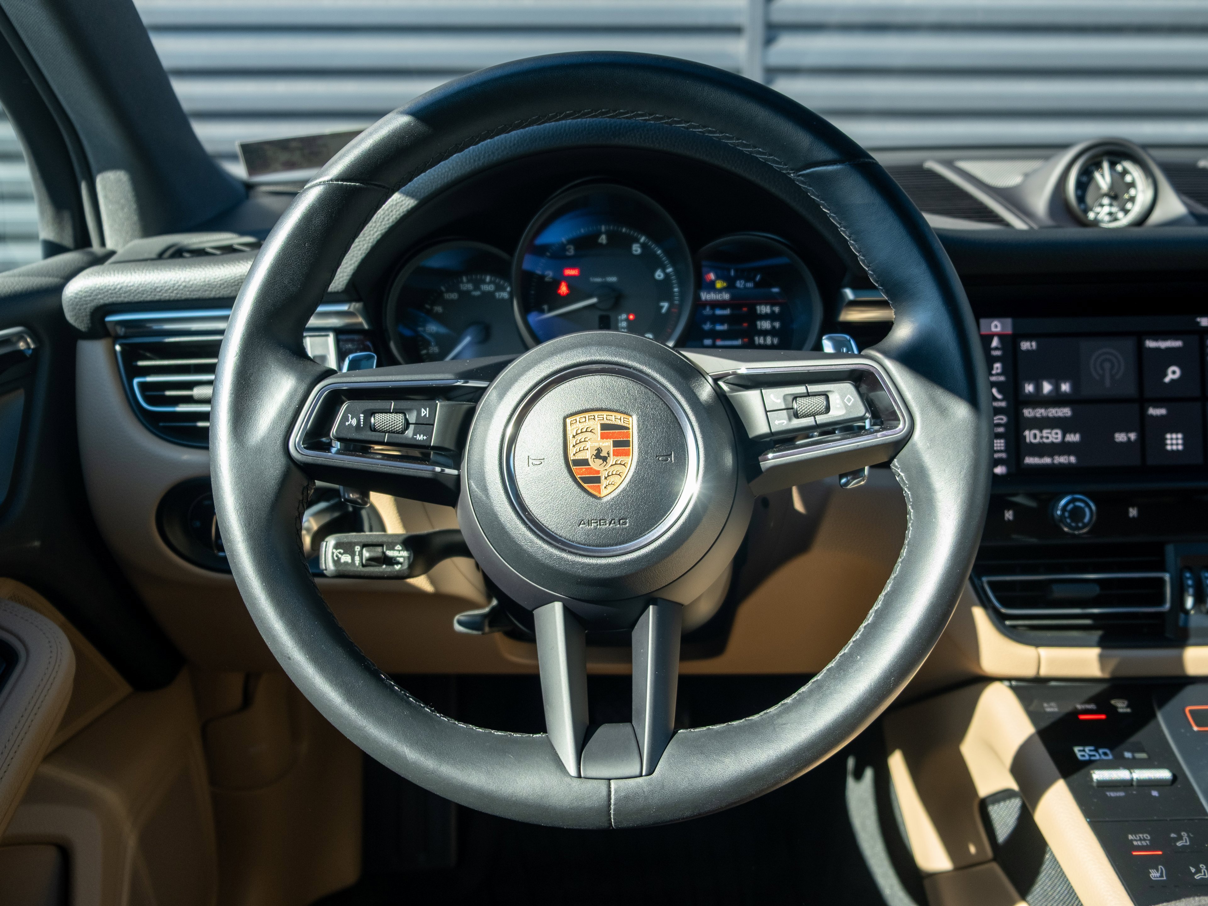 Certified 2023 Porsche Macan image 6