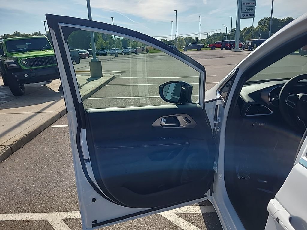 New 2025 Chrysler Pacifica Select image 9