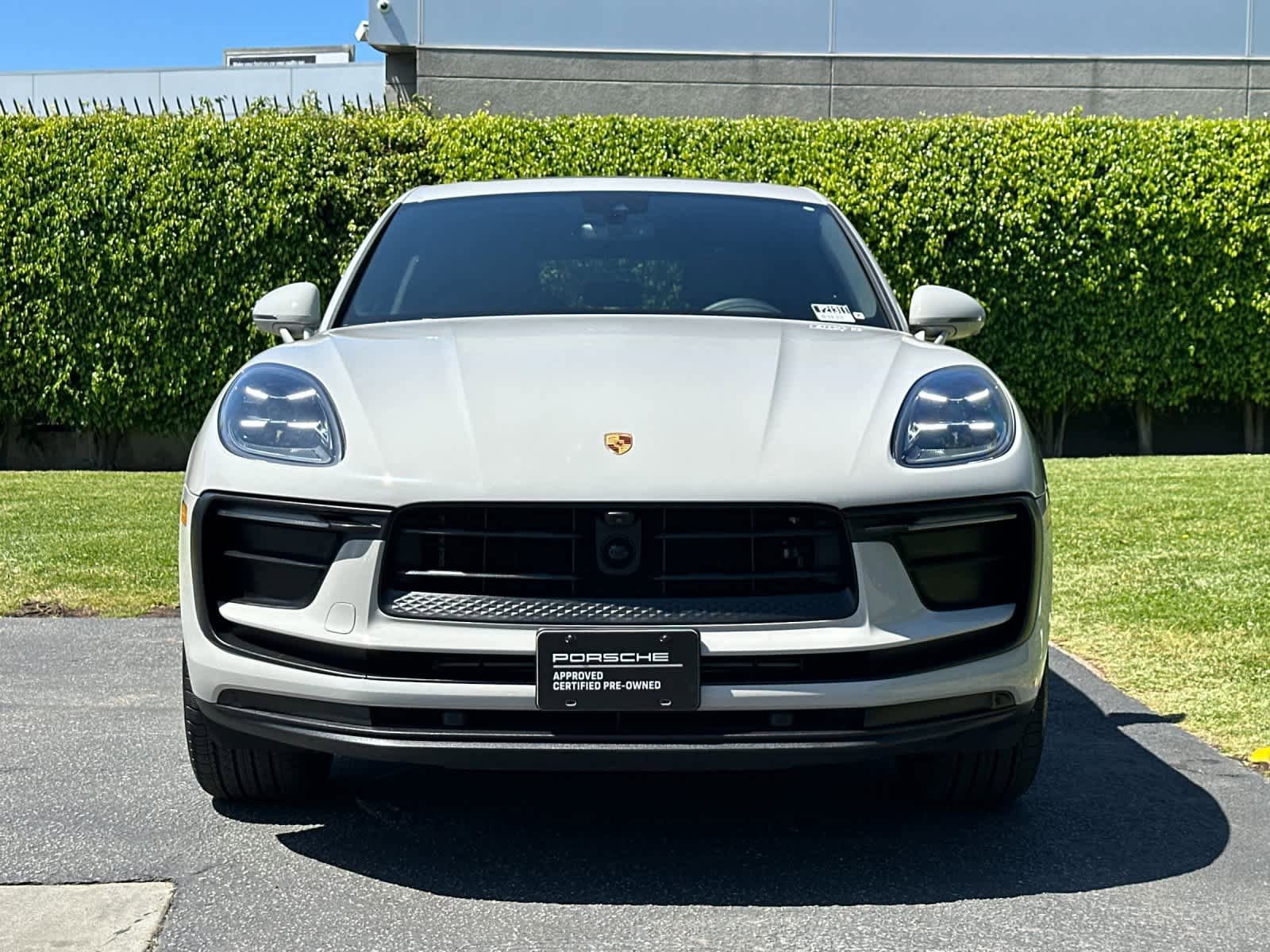 Certified 2025 Porsche Macan AWD/4WD image 11