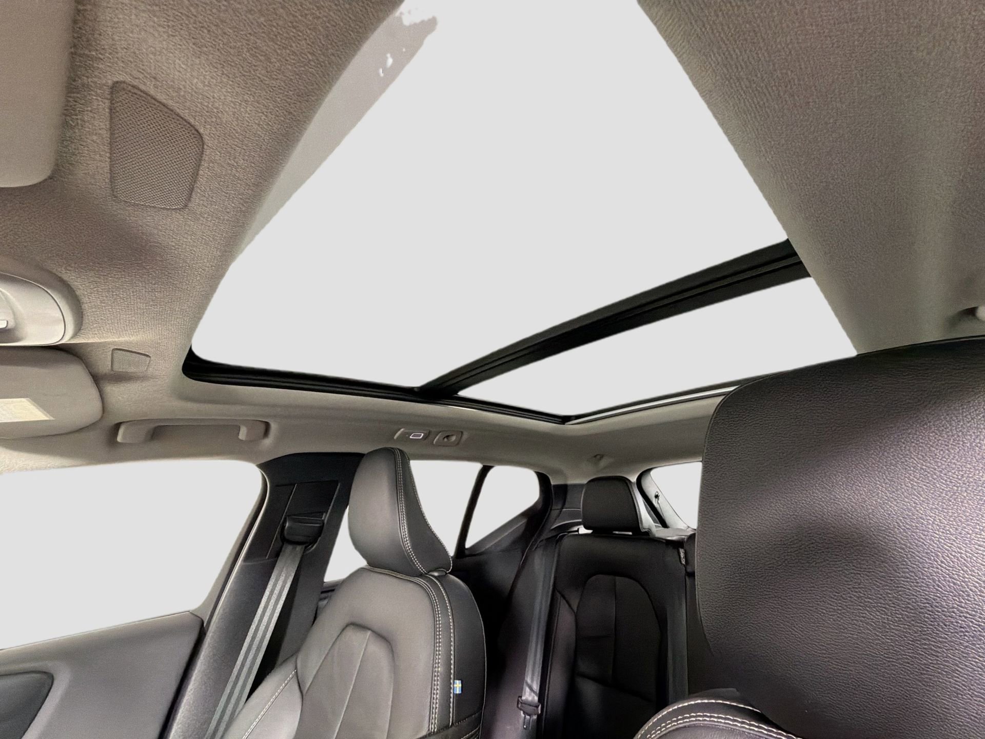 Certified 2023 Volvo XC40 B4 Plus w/ Driver Assist Package image 22