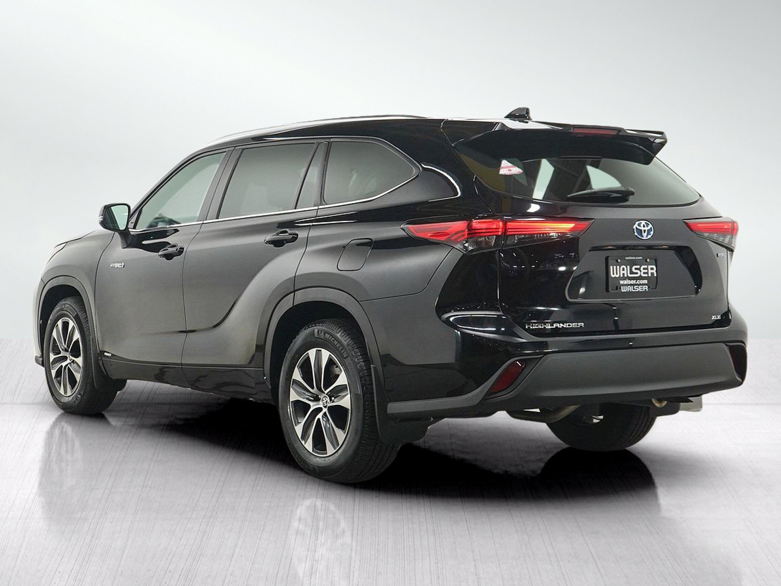 Used 2020 Toyota Highlander XLE AWD/4WD image 3