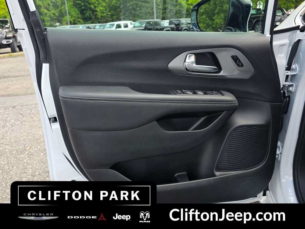 Used 2026 Chrysler Pacifica Select FWD image 9