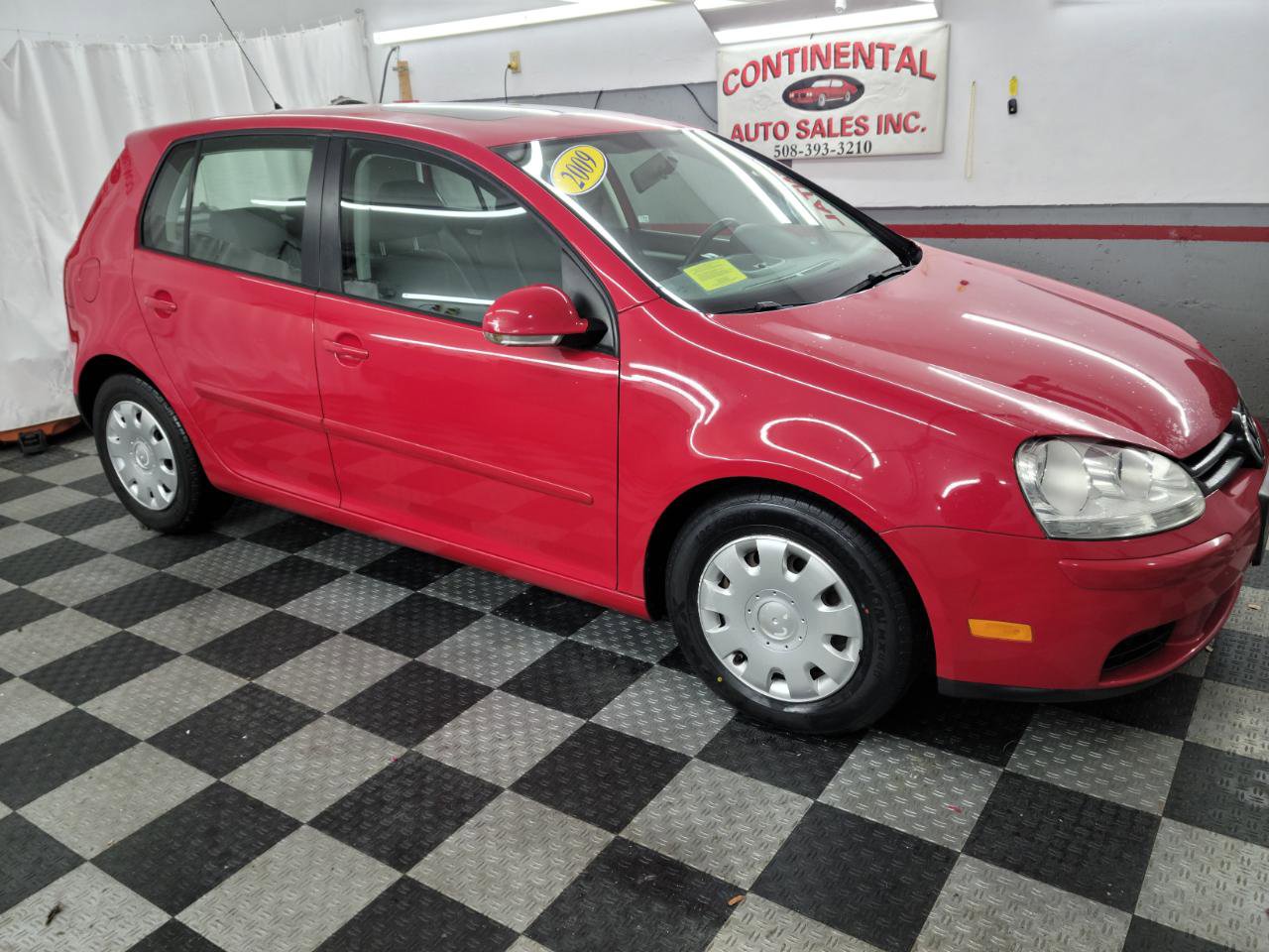 Used 2009 Volkswagen Rabbit S image 2