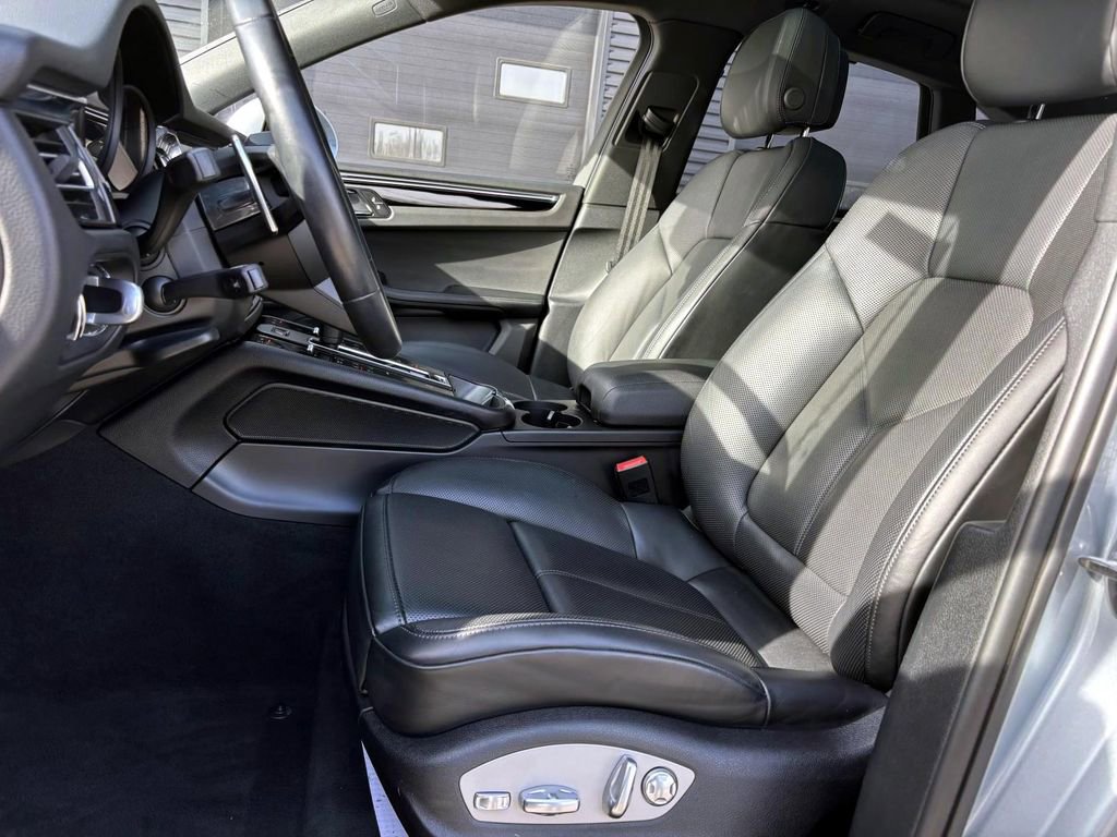 Certified 2024 Porsche Macan image 5