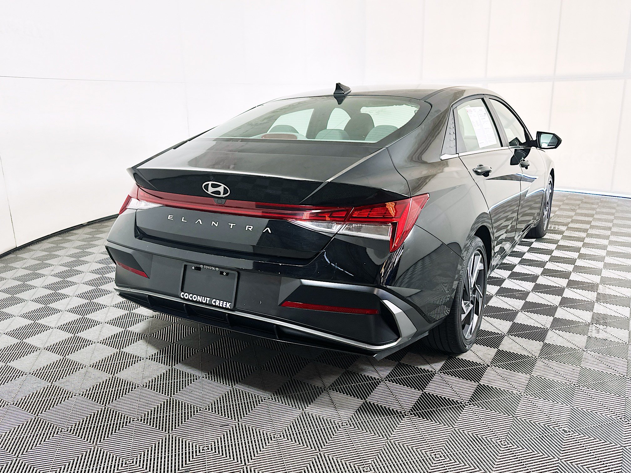 Used 2025 Hyundai Elantra SEL FWD image 3