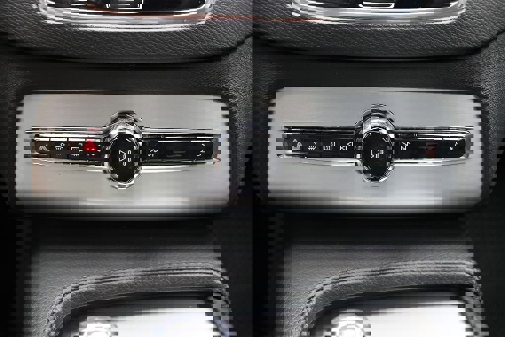 Used 2016 Volvo XC90 T8 Momentum w/ Vision Package AWD/4WD image 25