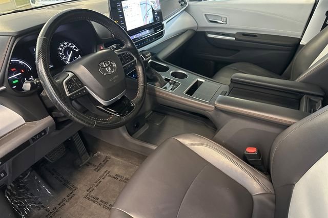 Used 2021 Toyota Sienna XSE FWD image 11