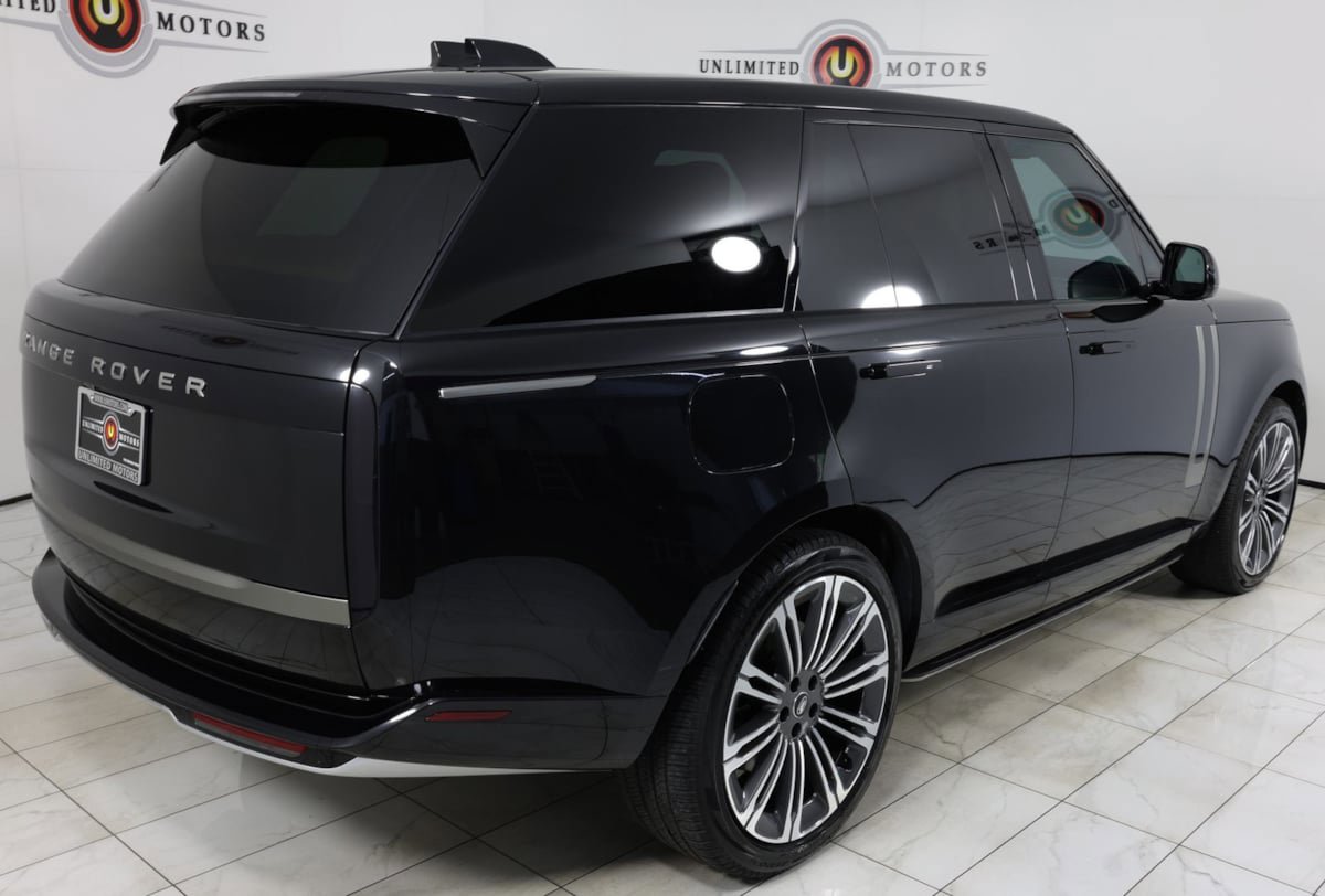 Used 2024 Land Rover Range Rover SE AWD/4WD image 3