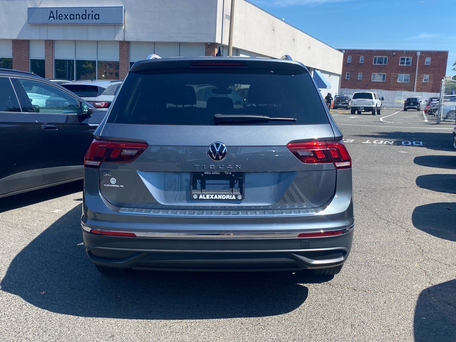Certified 2023 Volkswagen Tiguan SE w/ Panoramic Sunroof Package FWD image 2