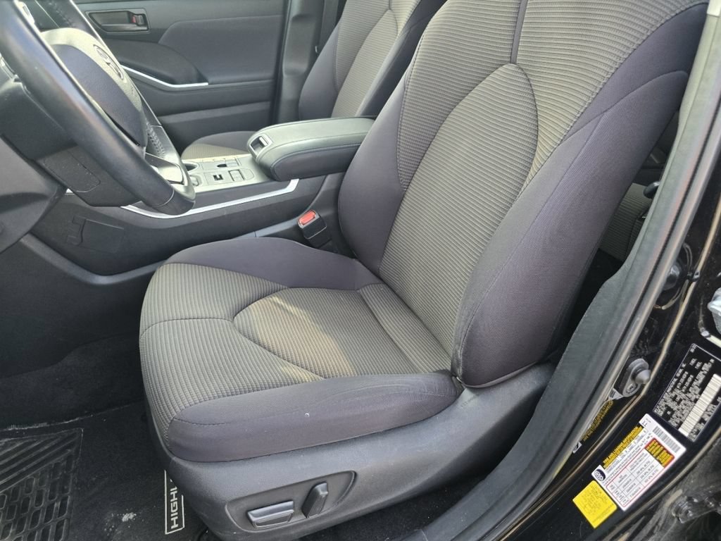 Used 2023 Toyota Highlander LE AWD/4WD image 22