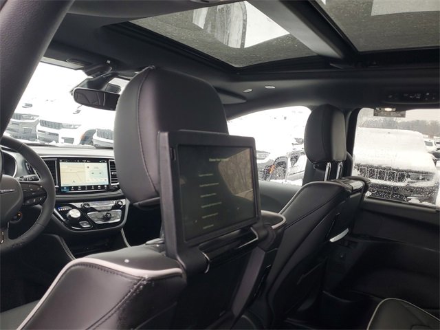 New 2026 Chrysler Pacifica Limited w/ Uconnect Theater Family Group image 12