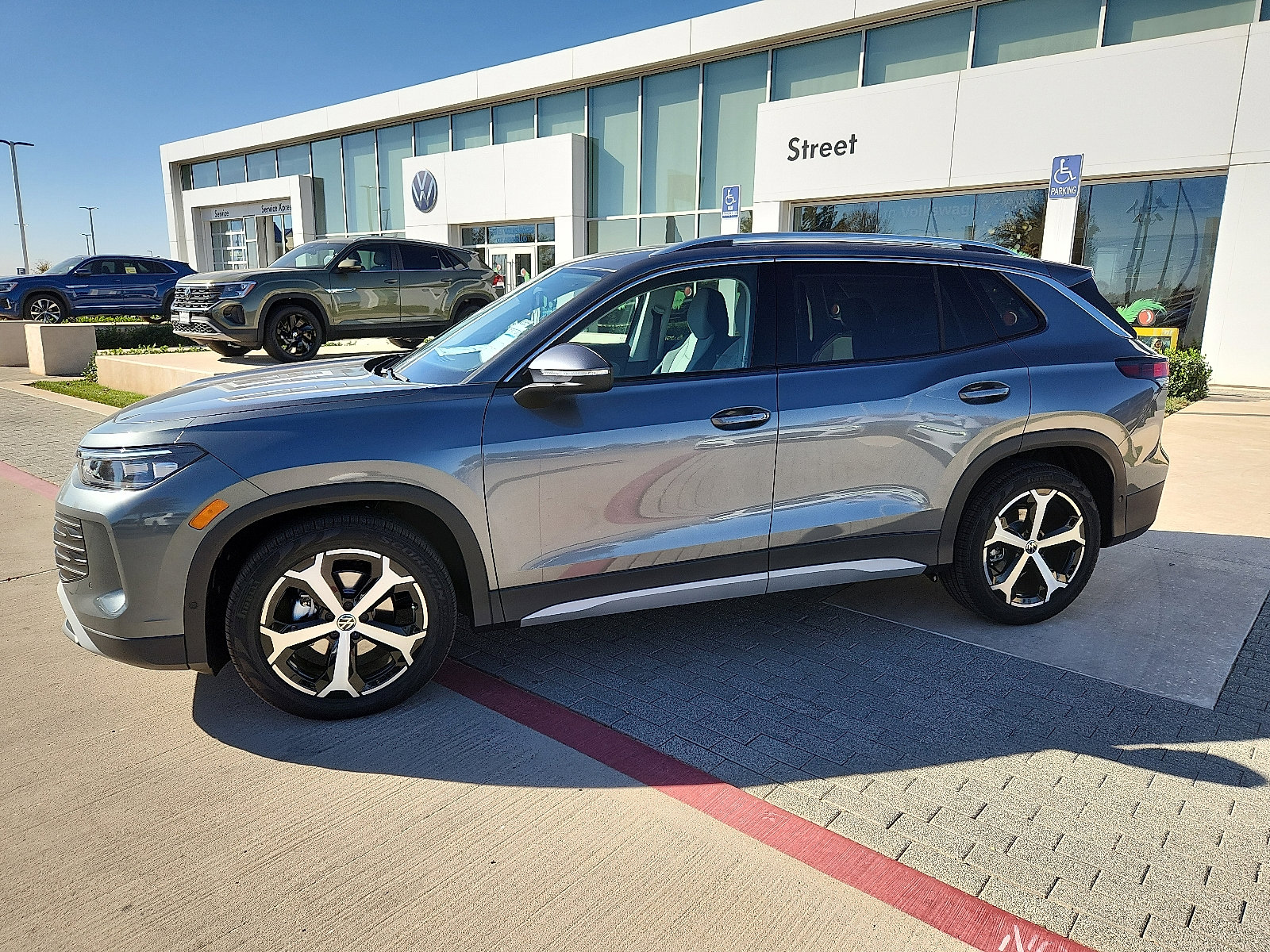 New 2026 Volkswagen Tiguan SE image 2