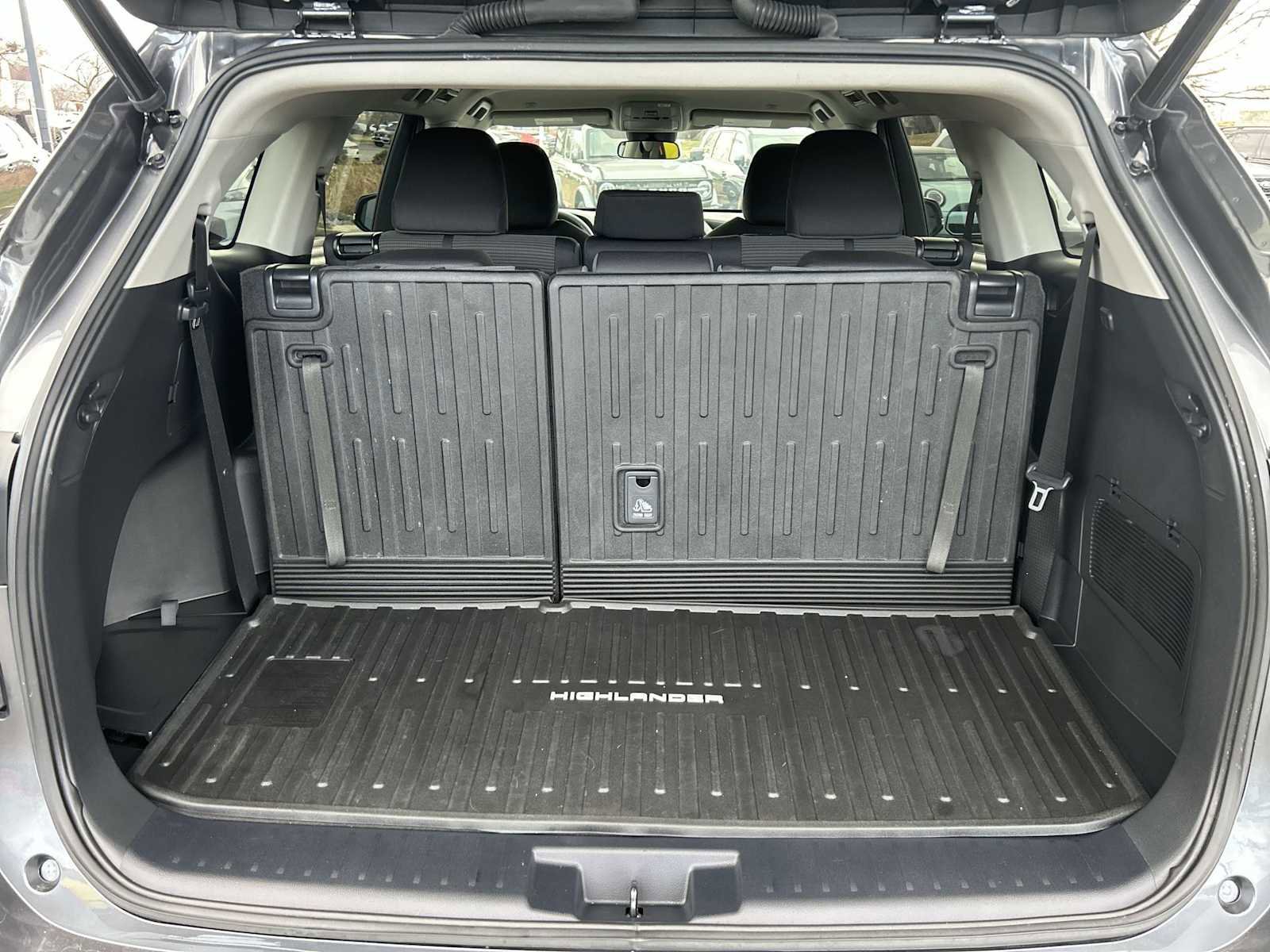 Used 2023 Toyota Highlander LE image 33