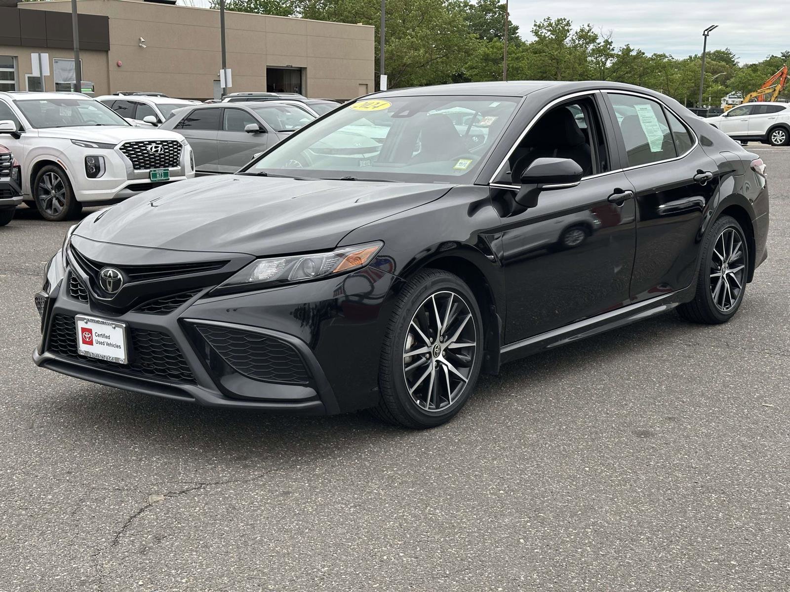 Used 2024 Toyota Camry SE FWD image 3