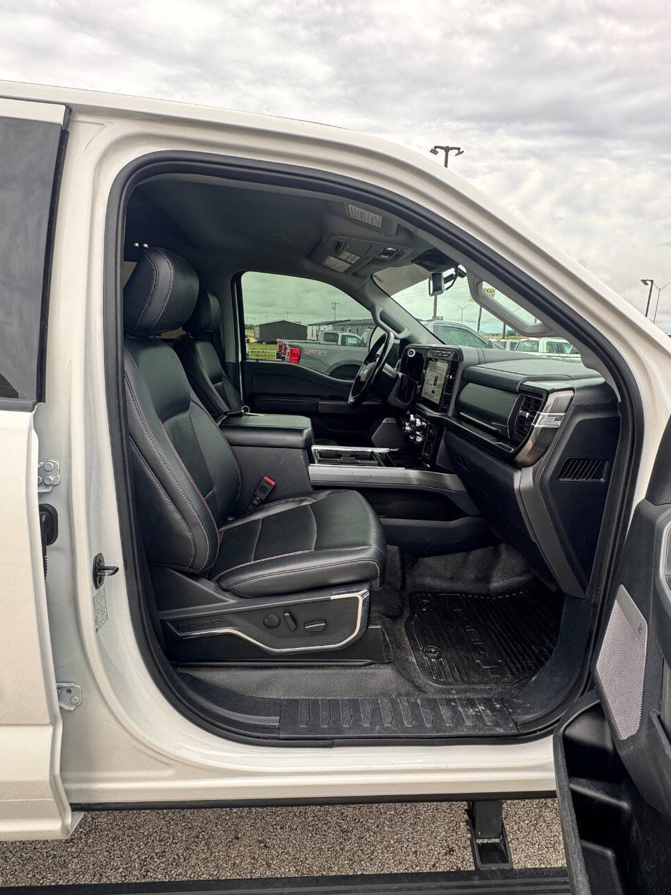 Used 2023 Ford F350 Lariat w/ Lariat Ultimate Package AWD/4WD image 13