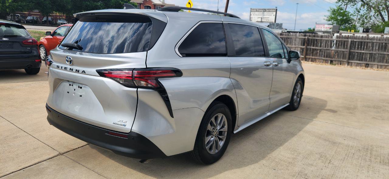 Used 2022 Toyota Sienna XLE image 5