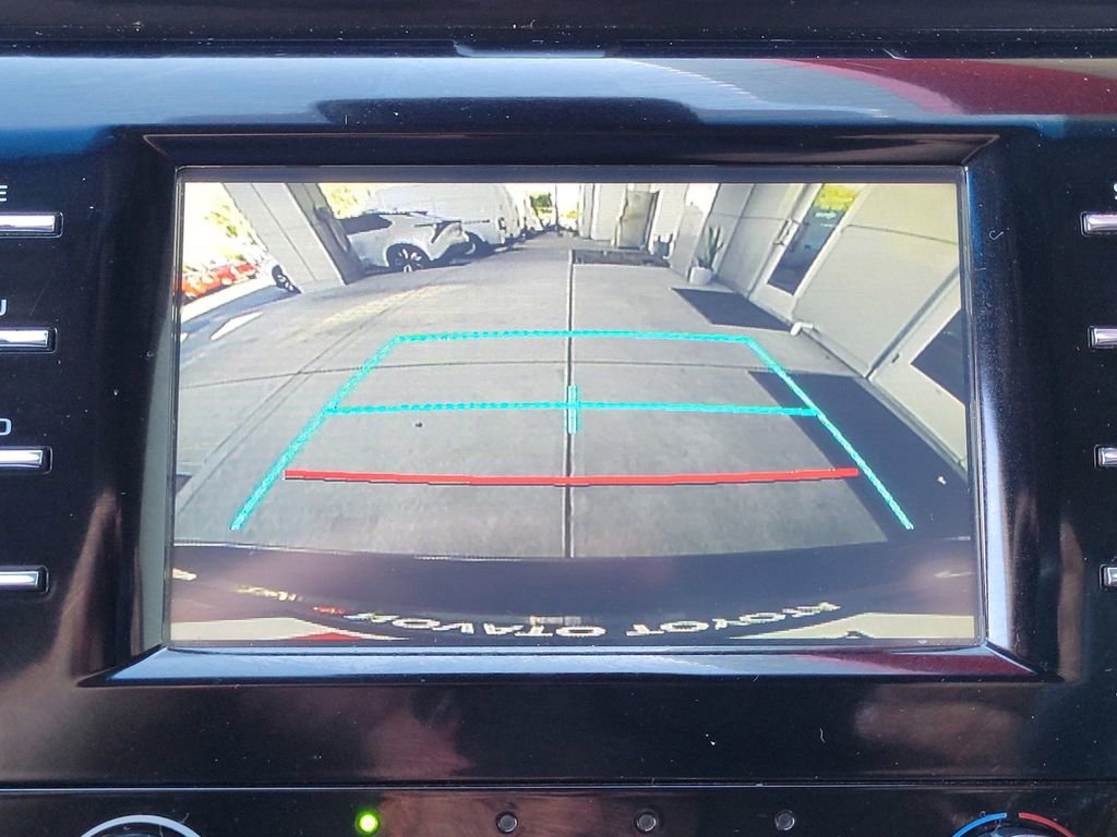 Used 2018 Toyota Camry LE FWD image 17