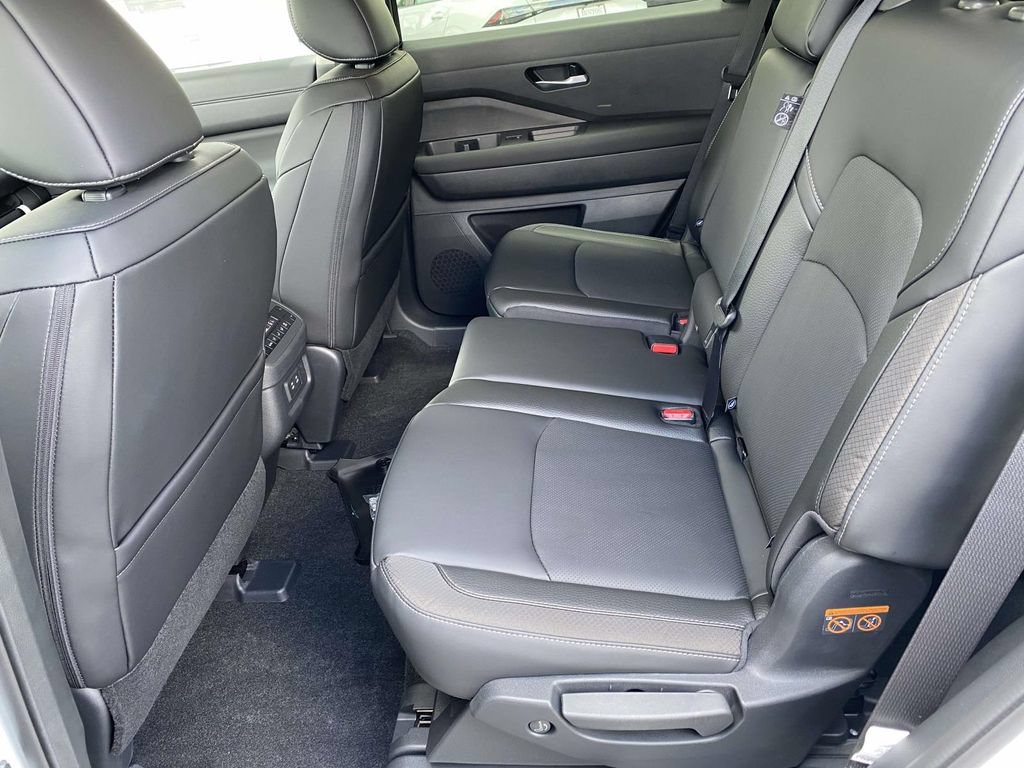 New 2026 Nissan Pathfinder SL FWD image 10