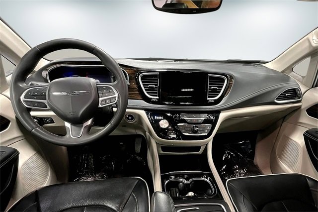 Used 2023 Chrysler Pacifica Limited image 9