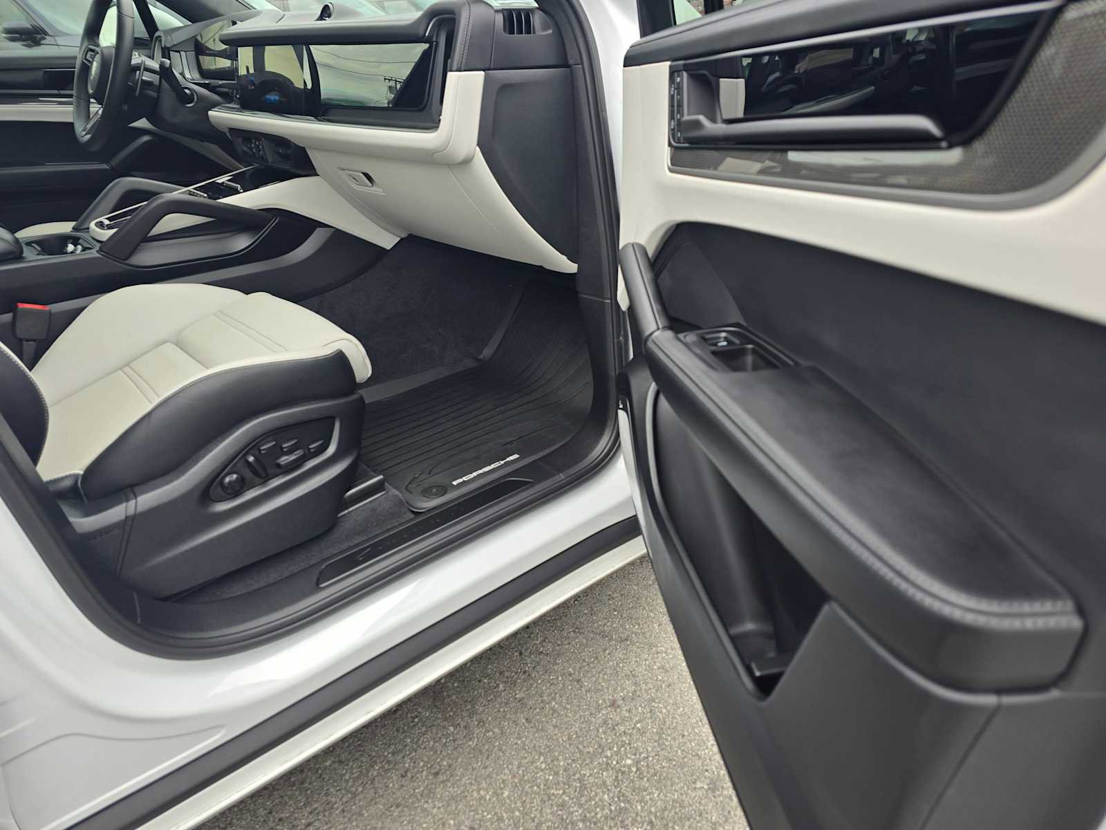 Used 2025 Porsche Cayenne Turbo image 10