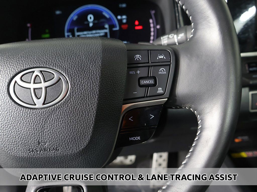 Used 2025 Toyota Camry SE image 3