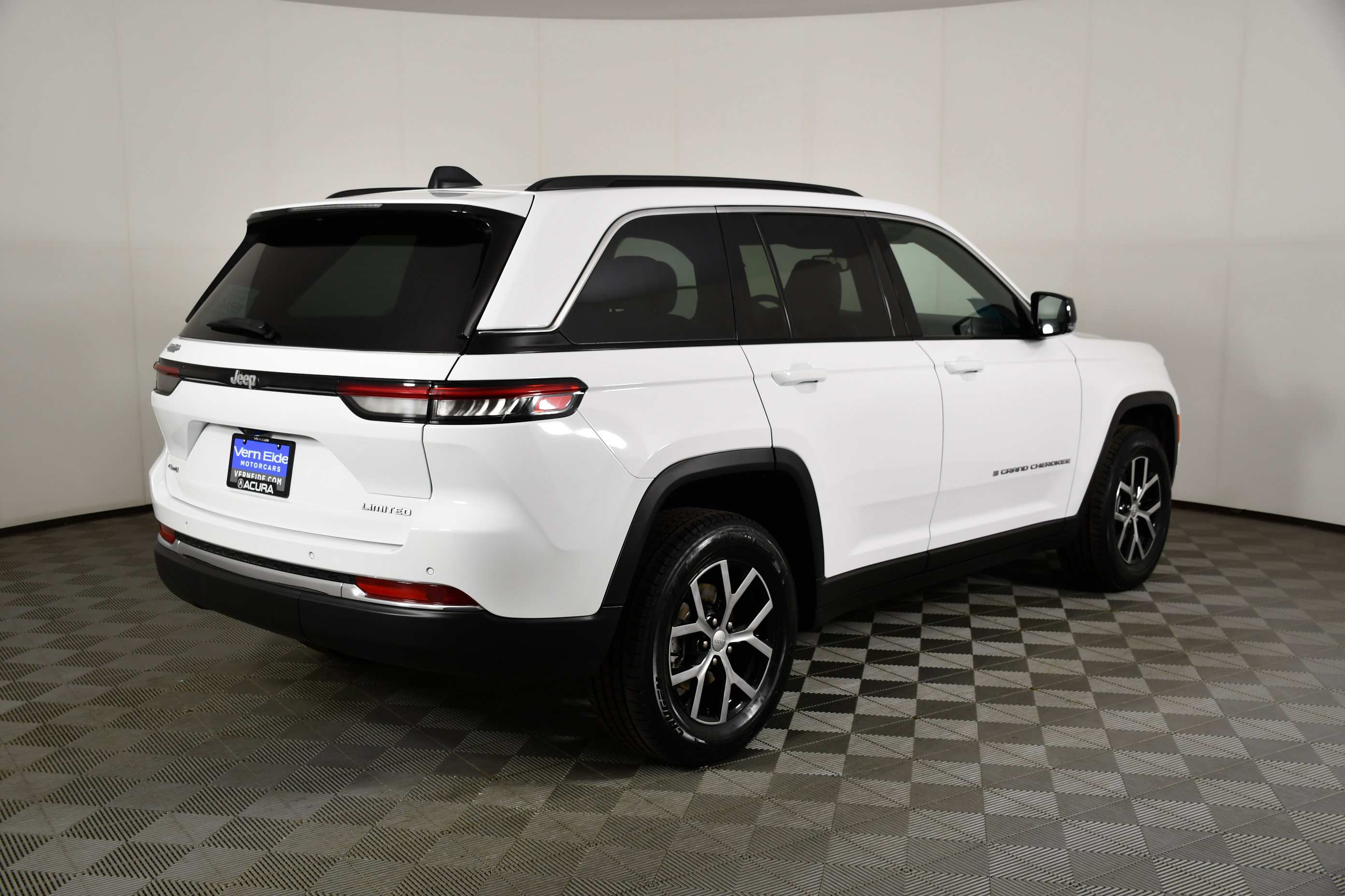 Used 2024 Jeep Grand Cherokee Limited AWD/4WD image 6