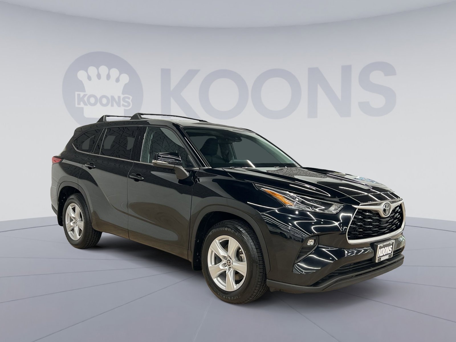 Used 2022 Toyota Highlander LE AWD/4WD image 1