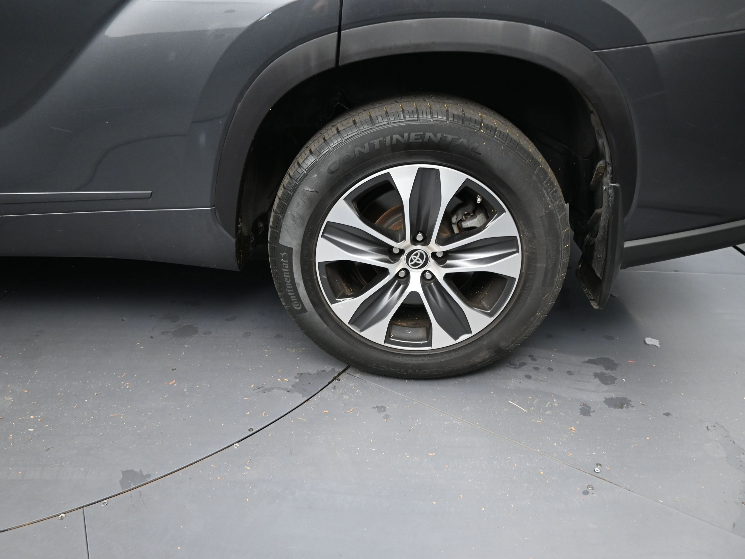 Used 2020 Toyota Highlander XLE image 21