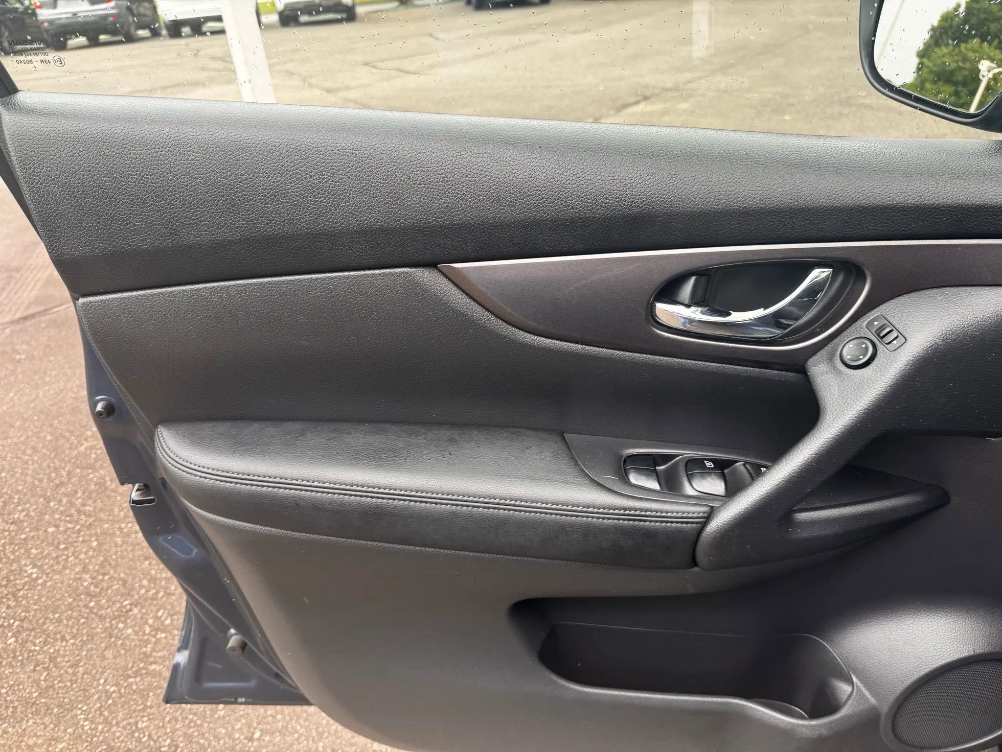 Used 2015 Nissan Rogue S image 18