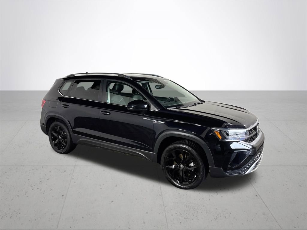 Used 2023 Volkswagen Taos SE w/ Panoramic Sunroof Package image 4