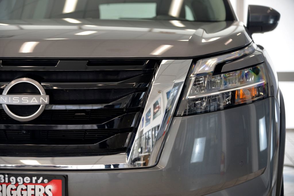 Used 2023 Nissan Pathfinder SL AWD/4WD image 12